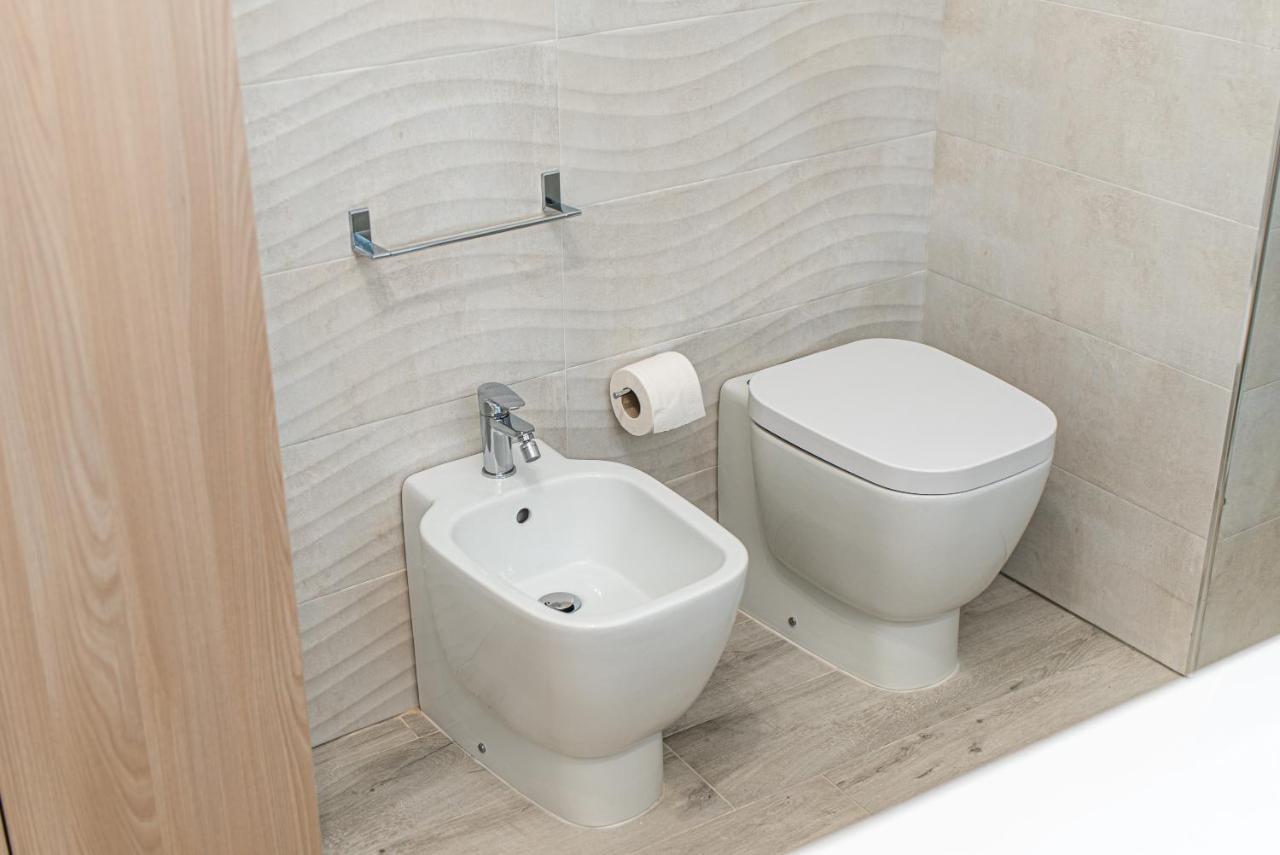 Appartamento Moderno In Centro Citta Сант'Агата-ді-Мілітелло Екстер'єр фото