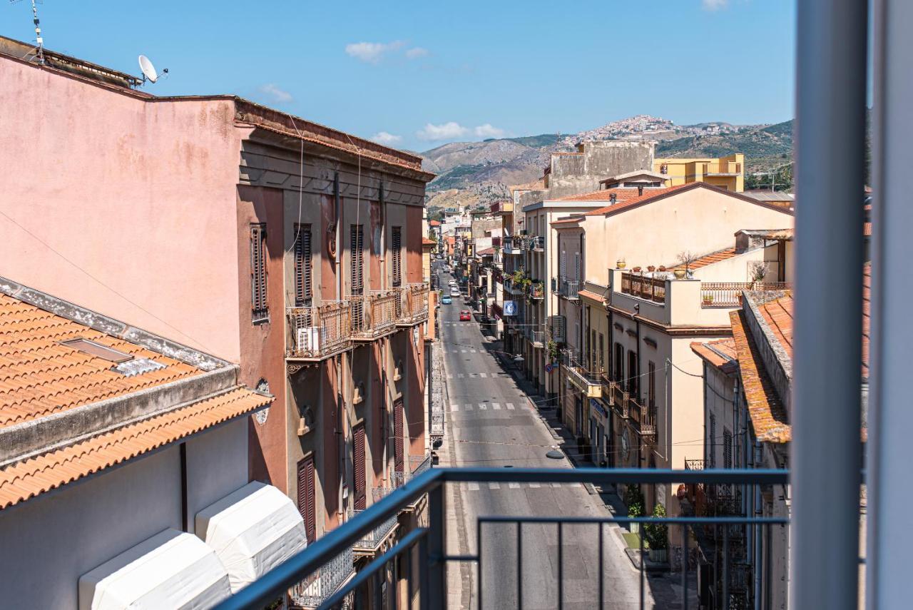 Appartamento Moderno In Centro Citta Сант'Агата-ді-Мілітелло Екстер'єр фото