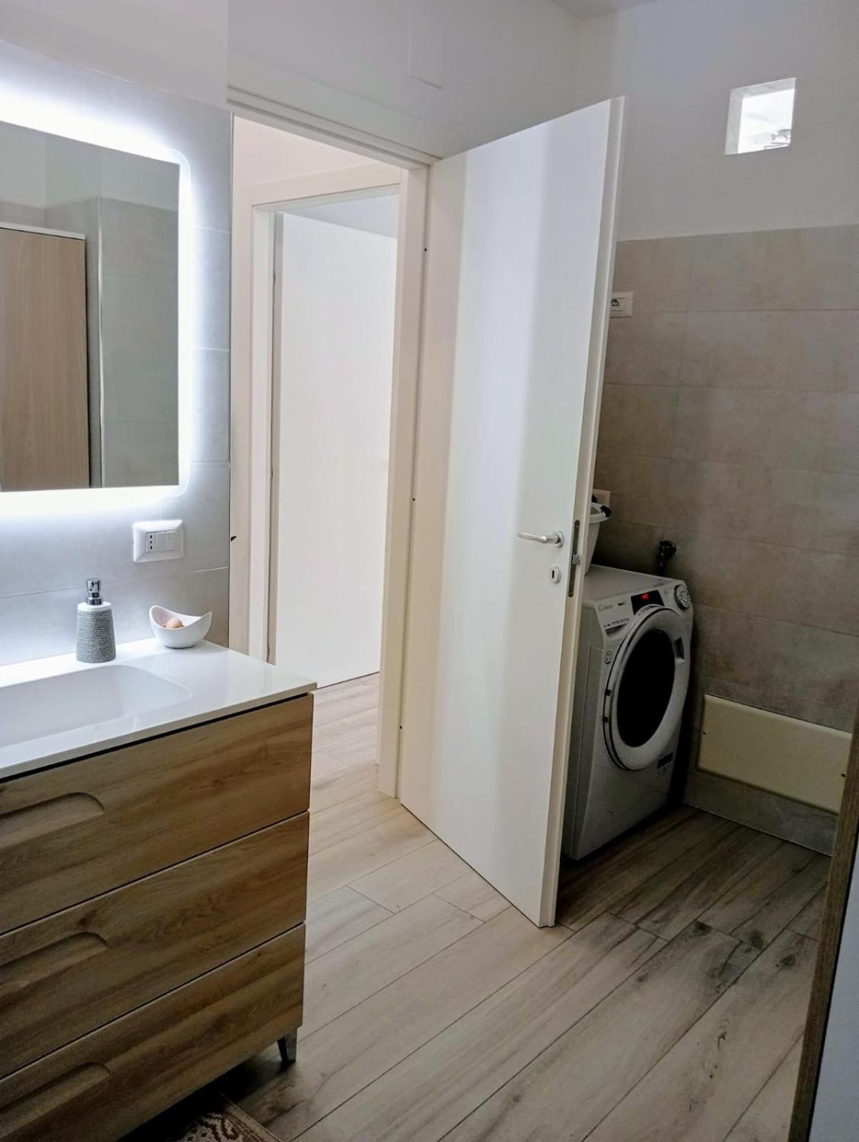 Appartamento Moderno In Centro Citta Сант'Агата-ді-Мілітелло Екстер'єр фото